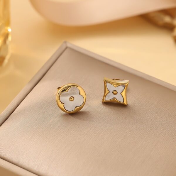 Luna Clover Stud Earrings