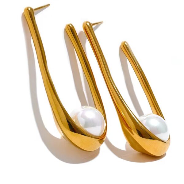 Sculpted Glow Pearl Earrings - Image 5