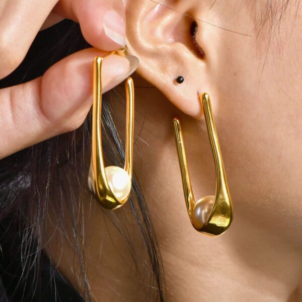 Sculpted Glow Pearl Earrings - Image 2