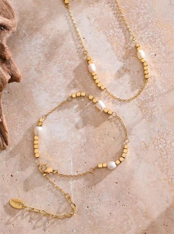 Set natural pearls