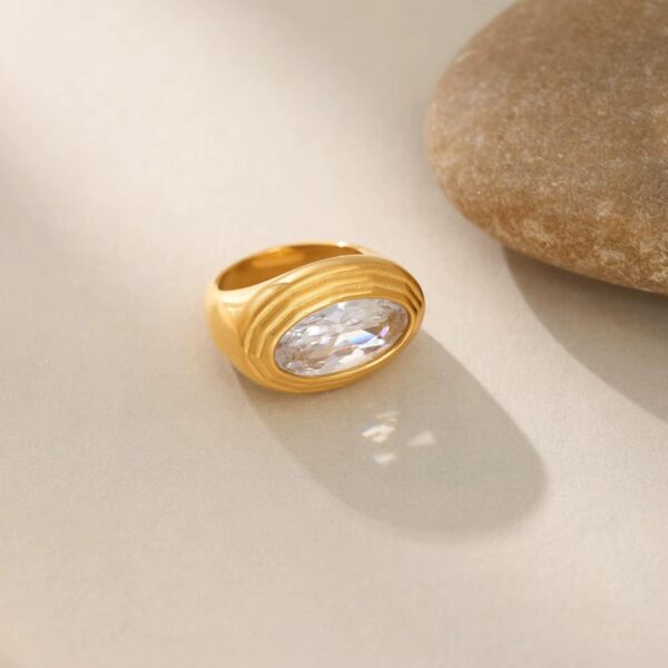 Vintage large zircon Ring