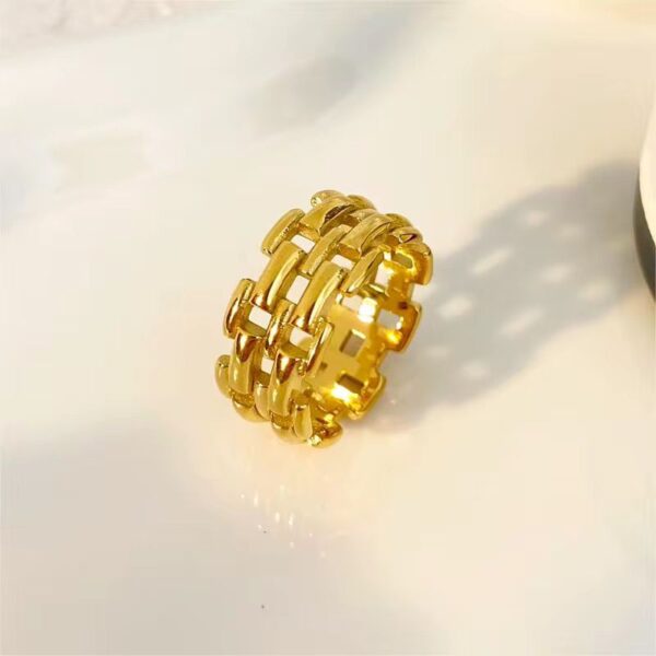 Golden Link Statement Ring